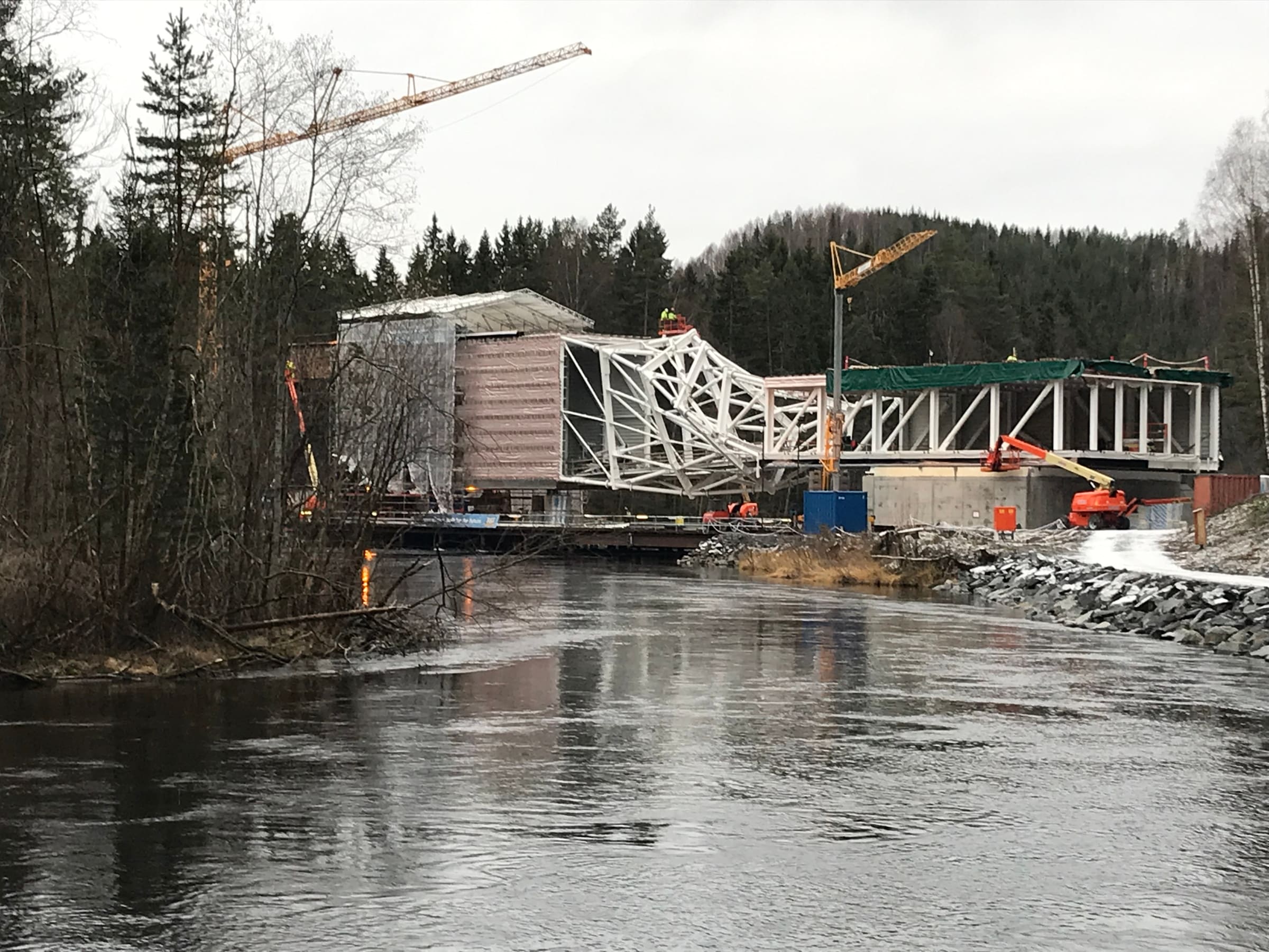 The Twist, the twisted steel truss spanning the Randselva river near the end of erection